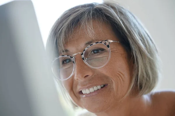 Senior vrouw met bril op — Stockfoto