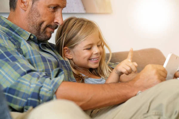 Tatínek s holkou připojen na tabletu — Stock fotografie
