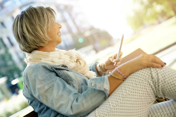 Senior mulher ler mensagem — Fotografia de Stock