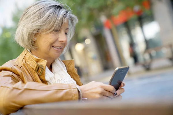 Mujer Mayor Usando Smartphone Banco Público — Foto de Stock