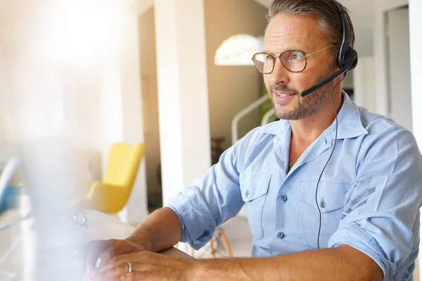 Geschäftsmann arbeitet von zu Hause aus — Stockfoto