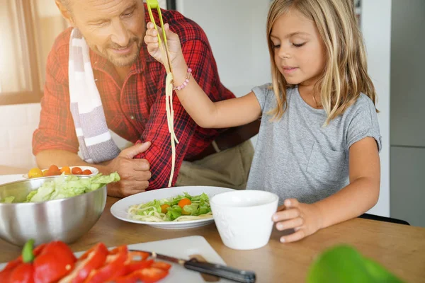 Padre Hija Cocinando Plato Pasta Juntos —  Fotos de Stock