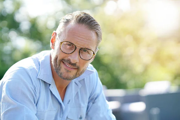 Portret Van Een Volwassen Man Met Bril Glimlachen — Stockfoto