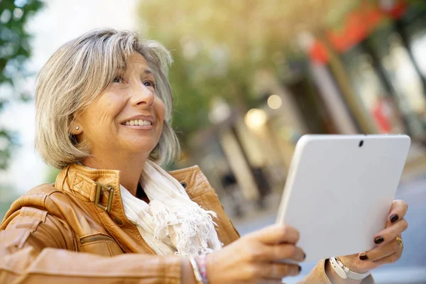 Mujer en la ciudad usando tableta digital — Foto de Stock