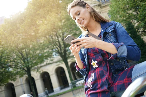 Gadis yang menggunakan smartphone — Stok Foto