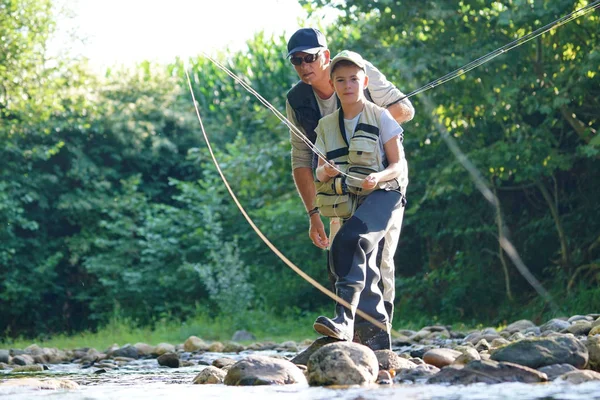 Père enseignant fils comment voler-poisson — Photo