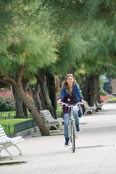 Ragazza equitazione city bike — Foto Stock