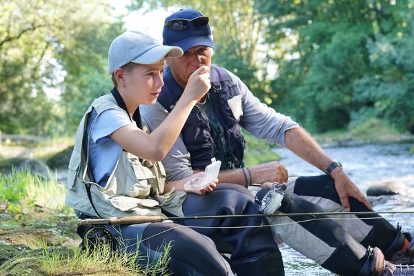 Pappa att hjälpa sonen att välja flugor — Stockfoto