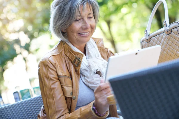 Donna anziana utilizzando tablet — Foto Stock