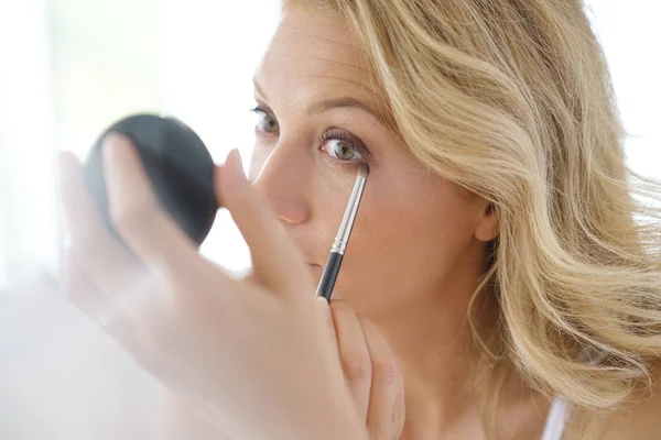 Blondýnka dávat make-up na — Stock fotografie
