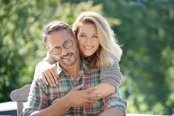 Ritratto Coppia Matura Che Gode Una Giornata Sole Nella Natura — Foto Stock