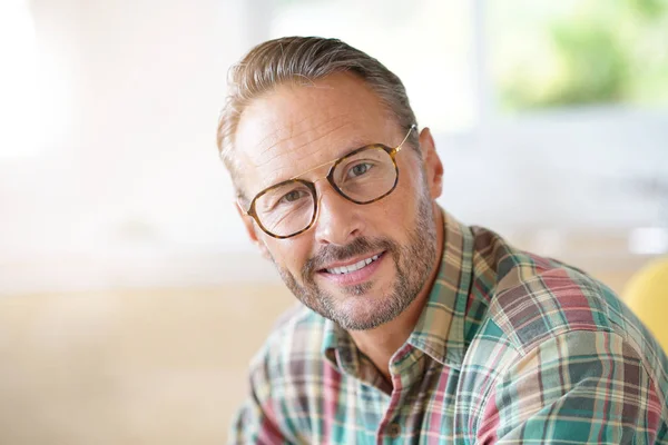 Homme avec des lunettes relaxant — Photo