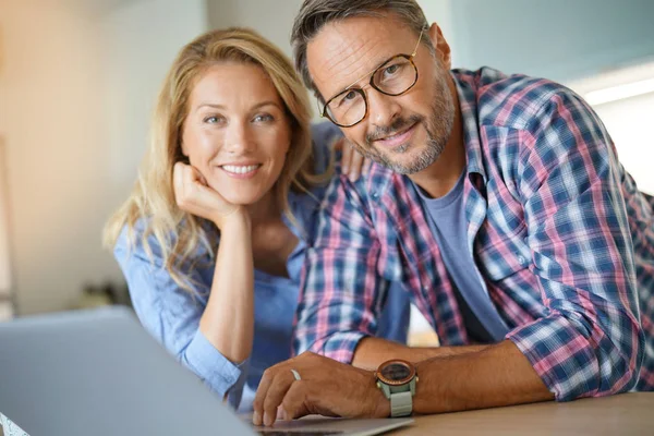 Paar mit Laptop verbunden — Stockfoto