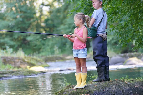 Παιδιά για ψάρεμα σε ποτάμι — Φωτογραφία Αρχείου