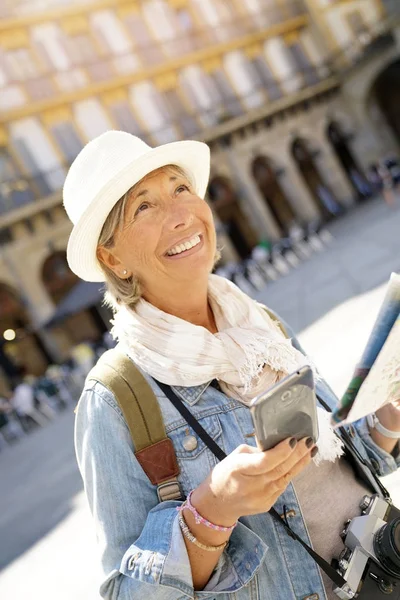 Mujer usando smartphone y mapa — Foto de Stock