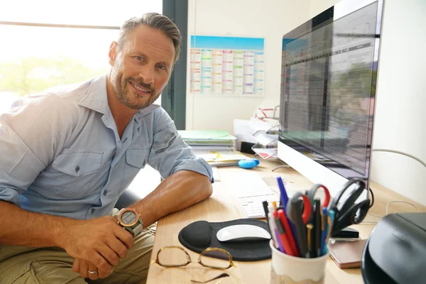 Homem sentado no home-office — Fotografia de Stock