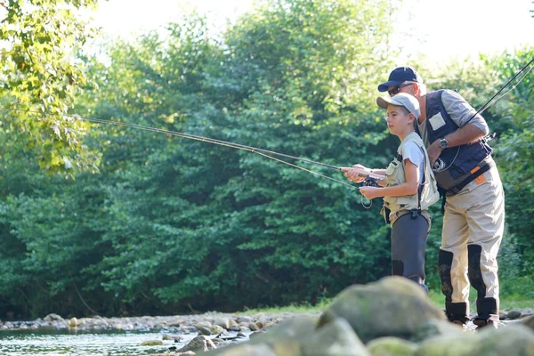 Πατέρας διδασκαλία γιο πώς να fly-fish — Φωτογραφία Αρχείου