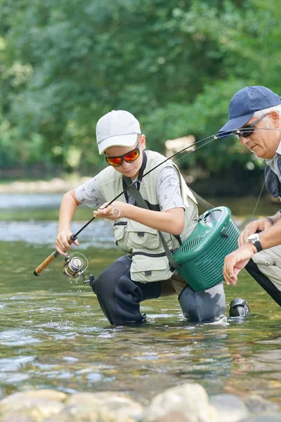 Baba ve oğul alabalık yakalama