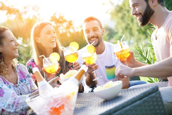 Amis acclamant avec des cocktails d'été — Photo