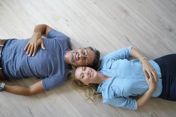 Couple pose sur le sol en bois — Photo