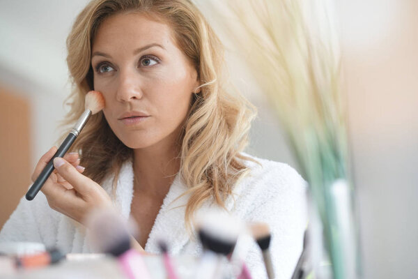 woman applying makeup