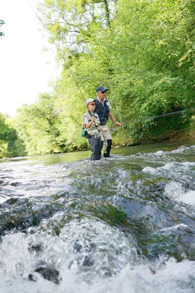 Vater und Sohn Fliegenfischen im Fluss — Stockfoto