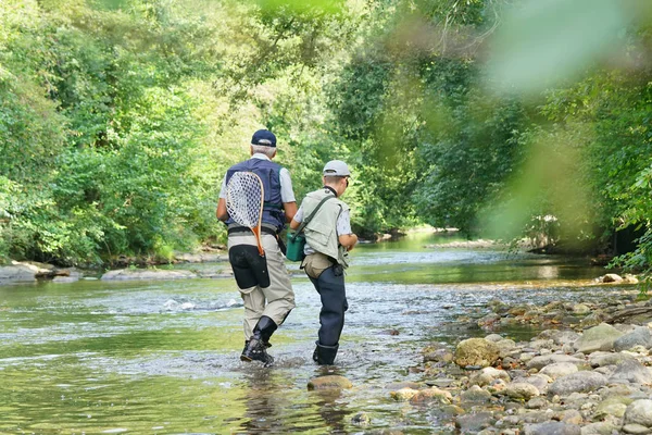 Otec a syn muškaření v řece — Stock fotografie