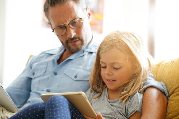 Chica con papá y el uso de la tableta — Foto de Stock