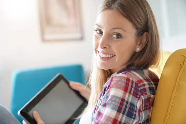 Femme utilisant une tablette à la maison — Photo