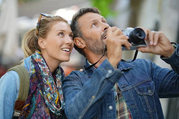 Turister på semester att ta bilder — Stockfoto