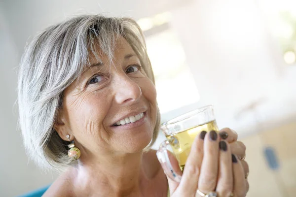 Kadın koltukta, rahatlatıcı