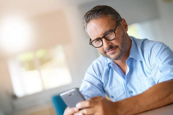 Volwassen Man Met Bril Bericht Aan Het Typen Smartphone — Stockfoto