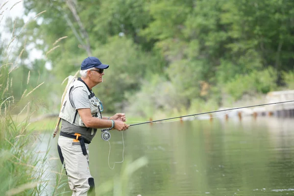 Vlieg-visser visserij in de Gallatin River — Stockfoto