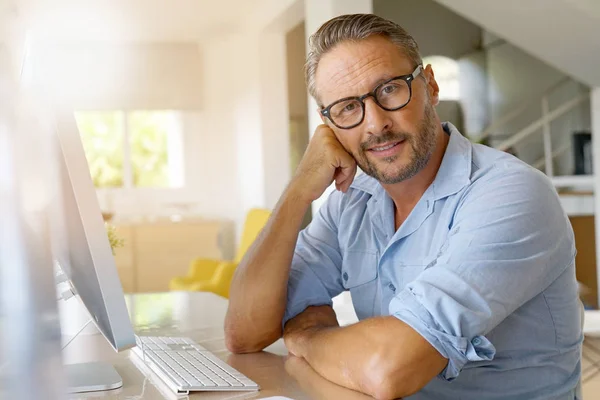 Älterer Mann arbeitet von zu Hause aus — Stockfoto