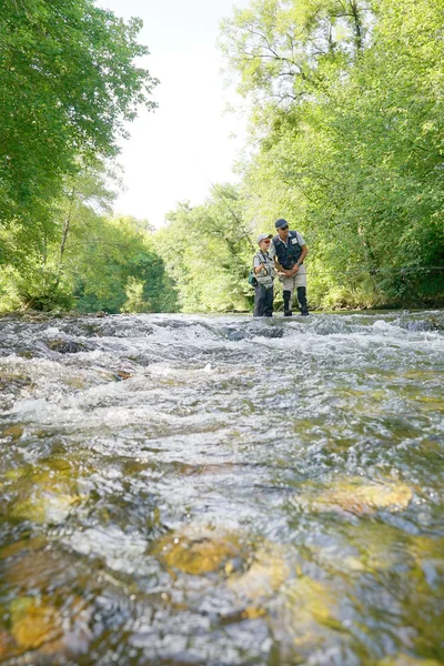 Pêche à la mouche père et fils dans la rivière — Photo