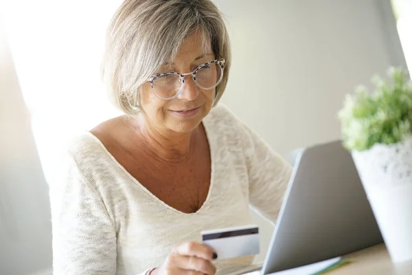 Mulher Sênior Comprando Internet Com Cartão Crédito — Fotografia de Stock