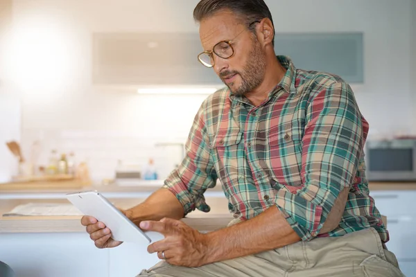 Uomo che utilizza tablet digitale a casa — Foto Stock