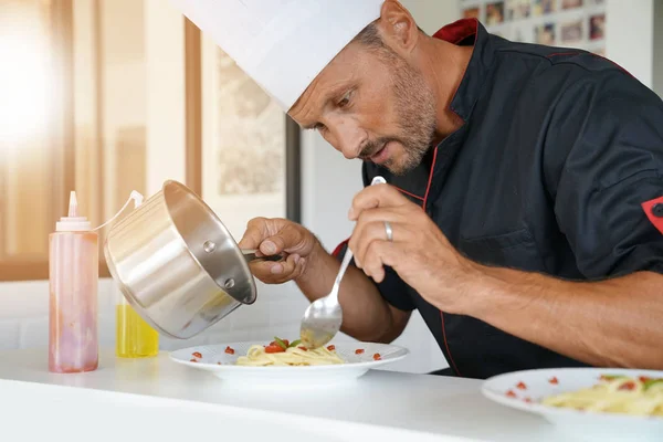 Chef bereitet spezielle Nudelgerichte zu — Stockfoto