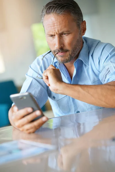 Mogen Man Att Vara Eftertänksam Tittar Meddelandet Smartphone — Stockfoto