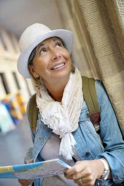 Mujer viajando en la ciudad europea — Foto de Stock