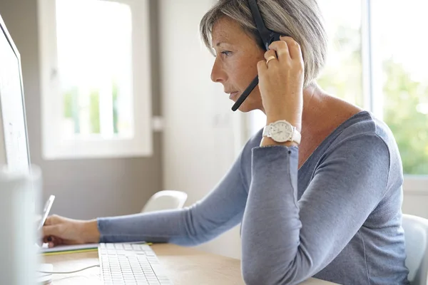 Representante de ventas senior trabajando — Foto de Stock