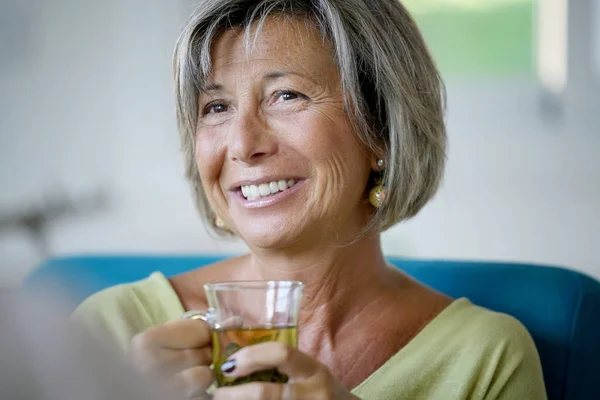 Frau trinkt Tee — Stockfoto