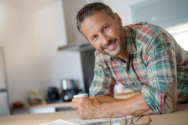 Volwassen man drinken koffie — Stockfoto