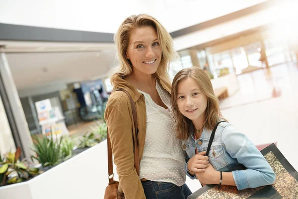 Mutter Und Tochter Shoppen Gemeinsam — Stockfoto