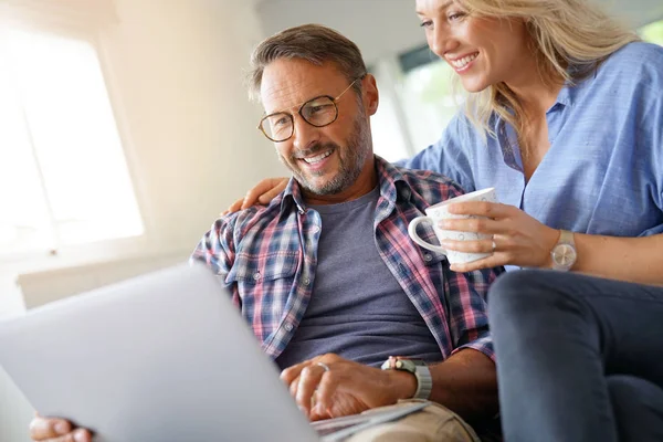 Älteres Paar im Internet verbunden — Stockfoto