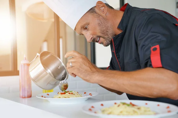 Chef-kok voorbereiden speciale pasta schotel — Stockfoto