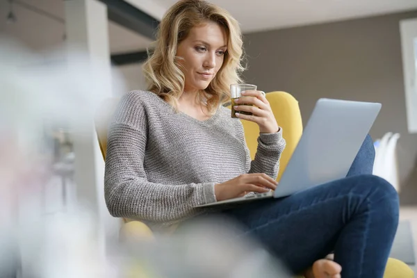 Жінка на підключеному ноутбуці — стокове фото