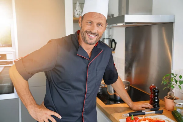 Retrato de chef em pé uniforme — Fotografia de Stock