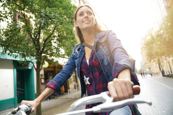 Chica equitación ciudad bicicleta — Foto de Stock