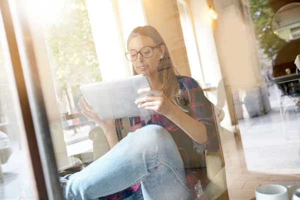 Flicka i samband med digital tablett — Stockfoto